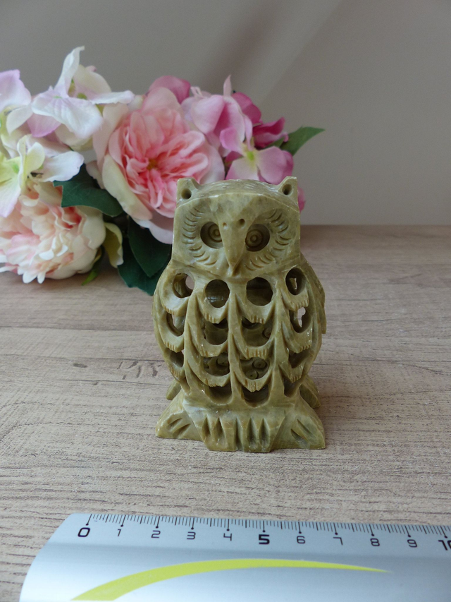 Sculpture hibou en pierre undercut fait main – figurine artisanale vintage avec bébé hibou sculpté à l’intérieur - objet d'art et symbolique