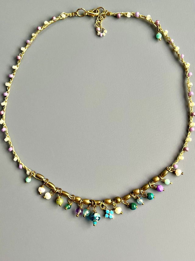Collier ras du cou en crochet à breloques violettes et vert pâle