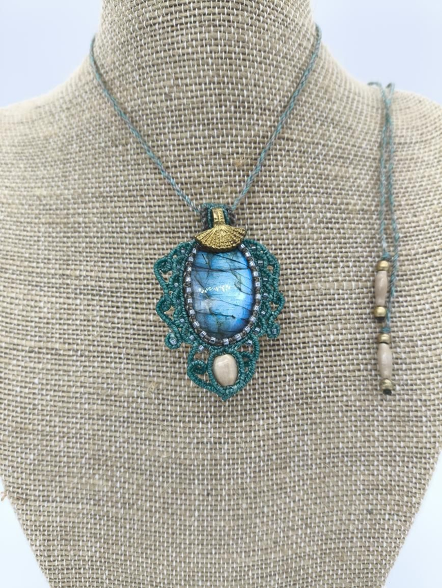Collier en micro macramé avec labradorite et graines