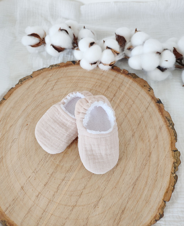 Chaussons de naissance tissu uni