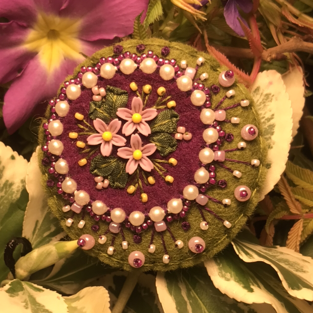 Broche pourpre /kaki/blanc ronde