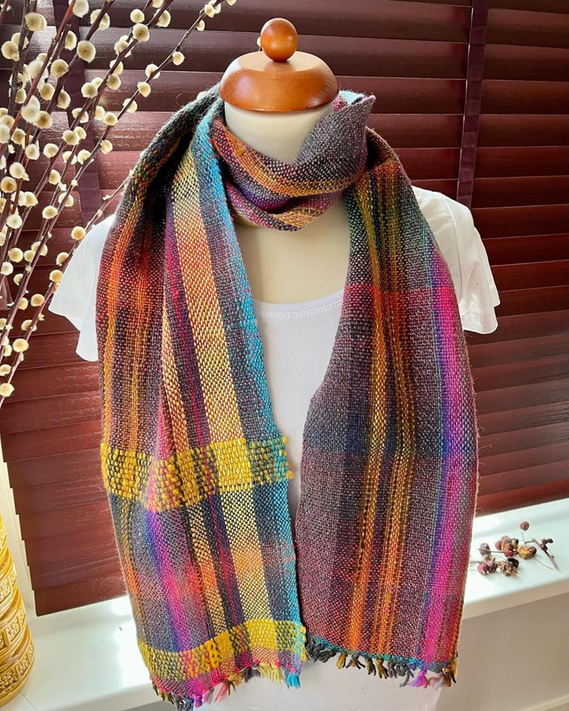 Vrolijke shawl met paars, blauw en geel 