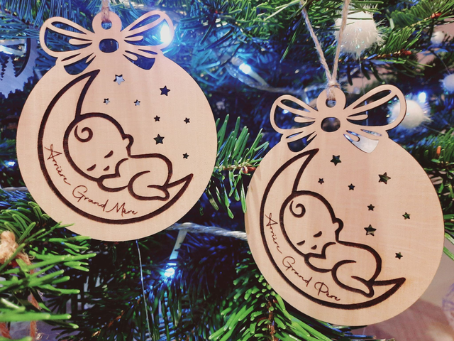 Boule de Noël personnalisée en bois massif - Modèle Bébé Lune
