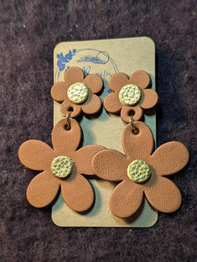 Boucles d'oreilles marguerite marron m003