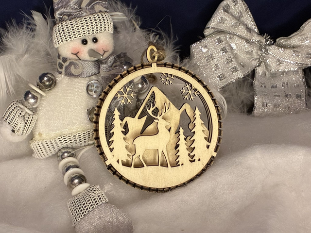 Boules de Noël en bois blanc multicouche – Scènes hivernales (10 modèles au choix)