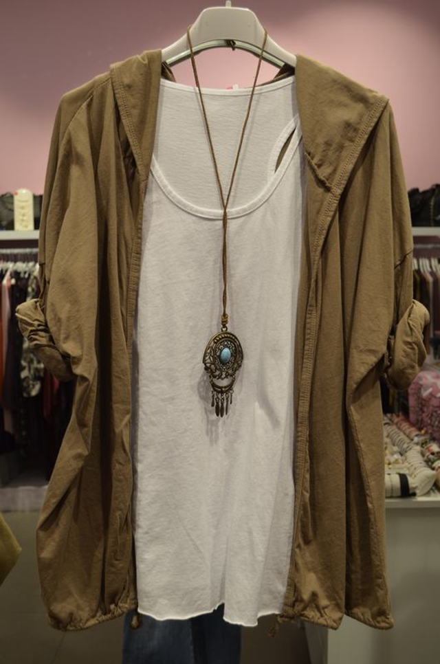 Camiseta Doble con Capucha y Colgante