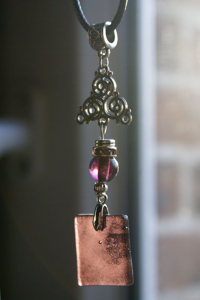 Pendentif en verre prune et chaîne en coton ciré noir.