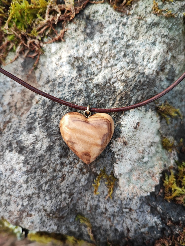 Pendentif Coeur en Bois d'Olivier et Cordon de Cuir
