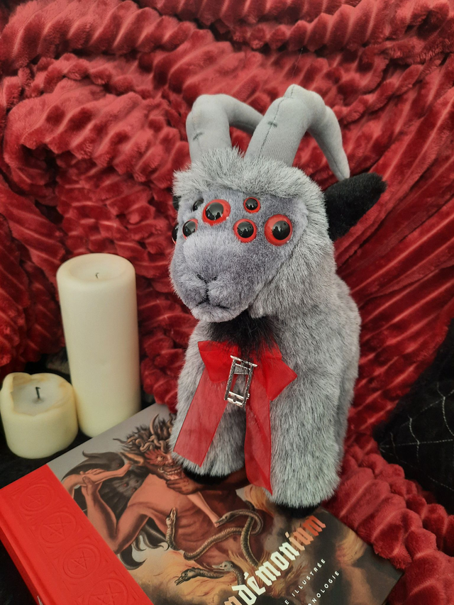 Peluche - bouc aux multiples yeux rouges