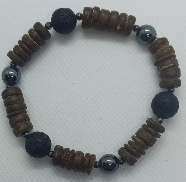 Bracelet en bois de Coco, perles de Lave et Hématite. 