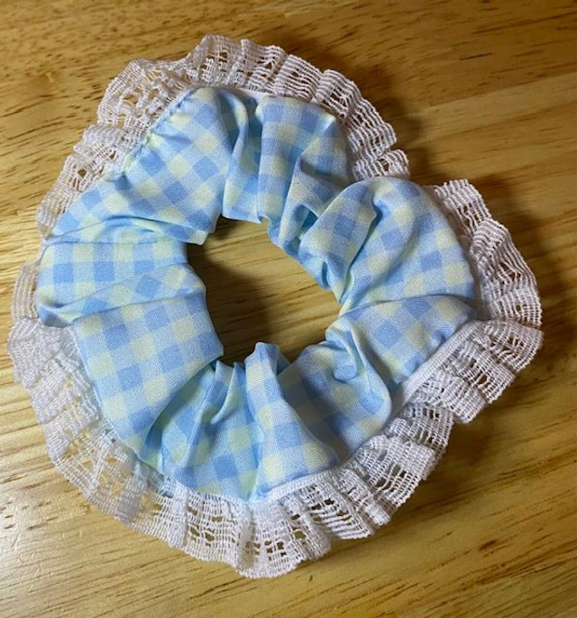 Chouchou anti-casse à motif carreaux et finitions en dentelle-Collection Bleu Océan 