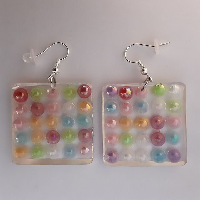 Boucle d’oreille carrée fond transparent et cabochon multicolore