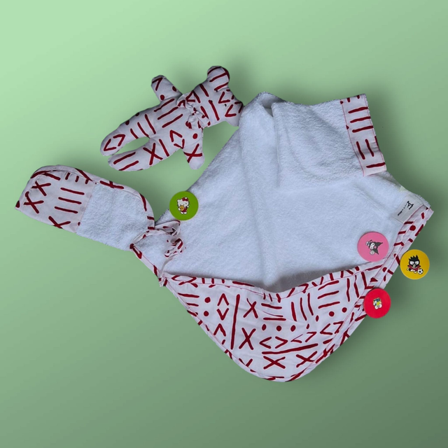 Serviette de bain, gant de toilette, bavoir et doudou pour bébé