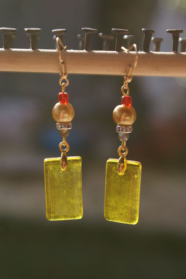 Boucles d&#039;oreilles en verre jaune d&#039;or.