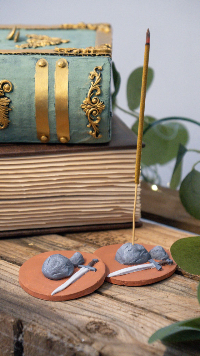  Porte-Encens en Argile – “L’Exil d’Excalibur”