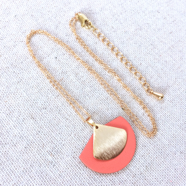 Collier « Cymbales » doré, cuir couleur saumon
