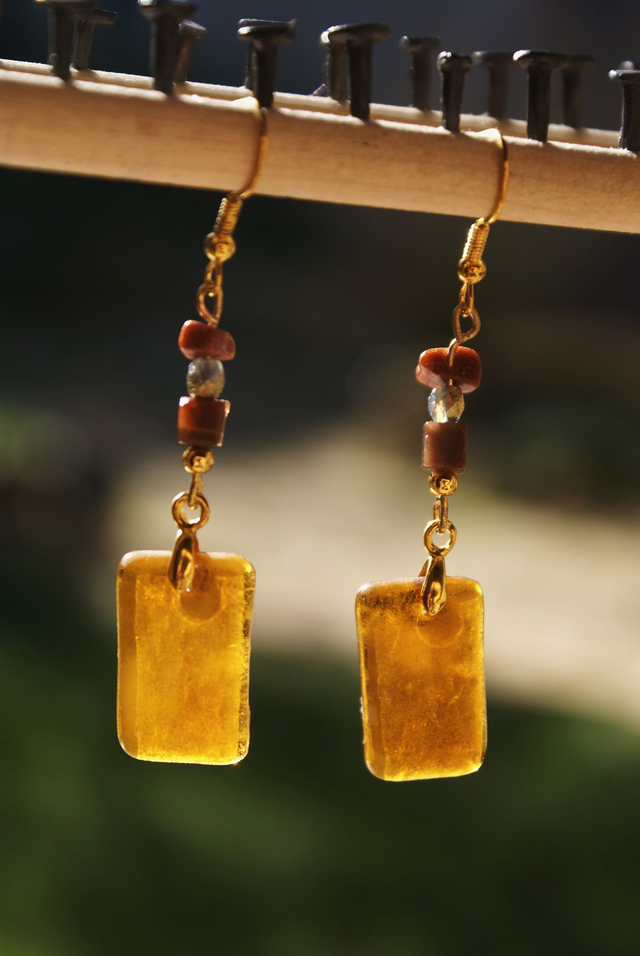 Boucles d&#039;oreilles en verre brun caramel dépoli. 