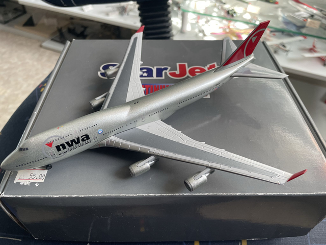 1/300 Boeing 747-400 NWA Northwest