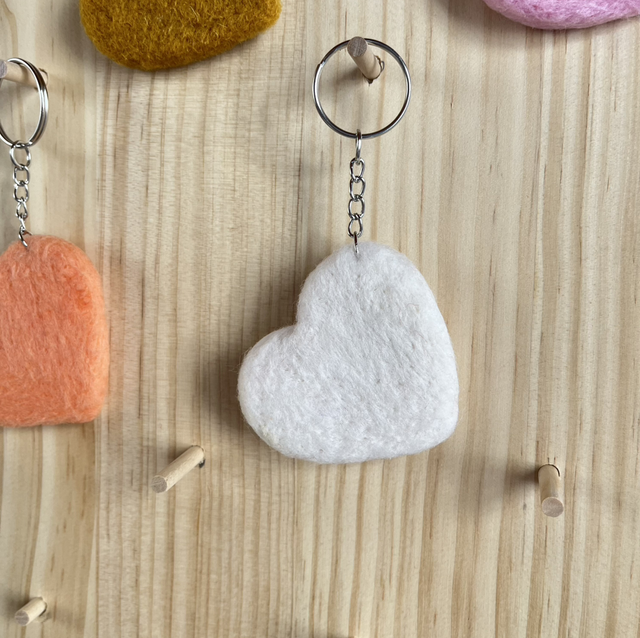 llavero de corazón blanco