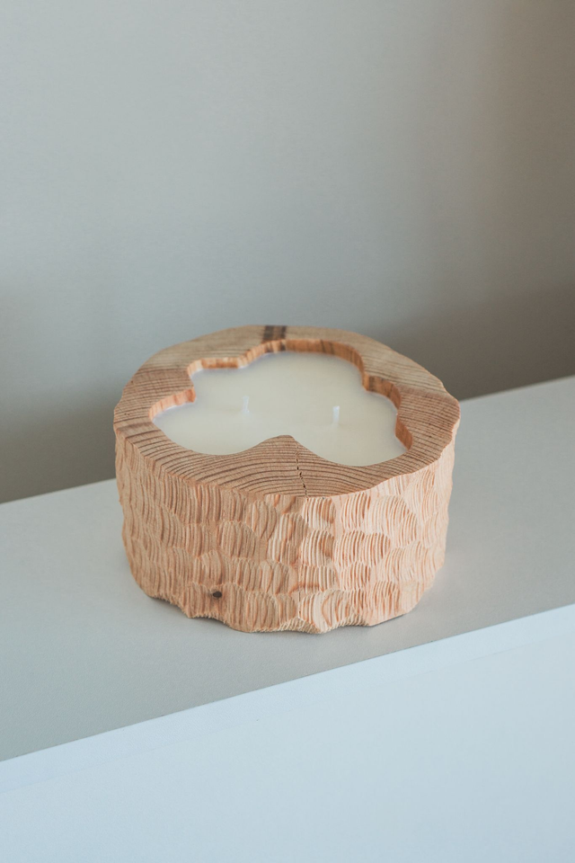 Bougie creusée en bois brut Parfum Monoï Vanillé