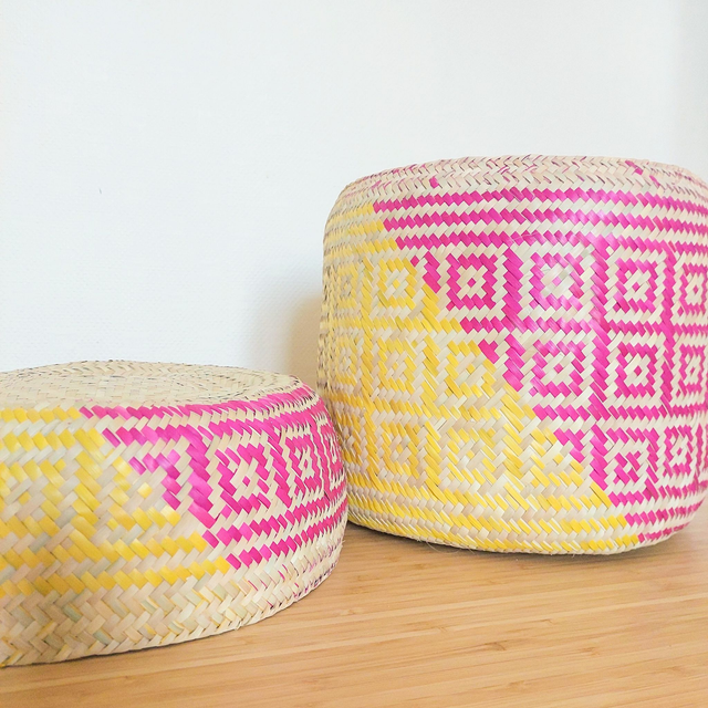 Panier artisanal avec motifs – 28x28 cm, frange rose et jaune