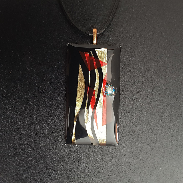 Pendentif grand rectangle collection Elégance fond noir avec décor or et incrustation rouge-cabochon scintillant bleu