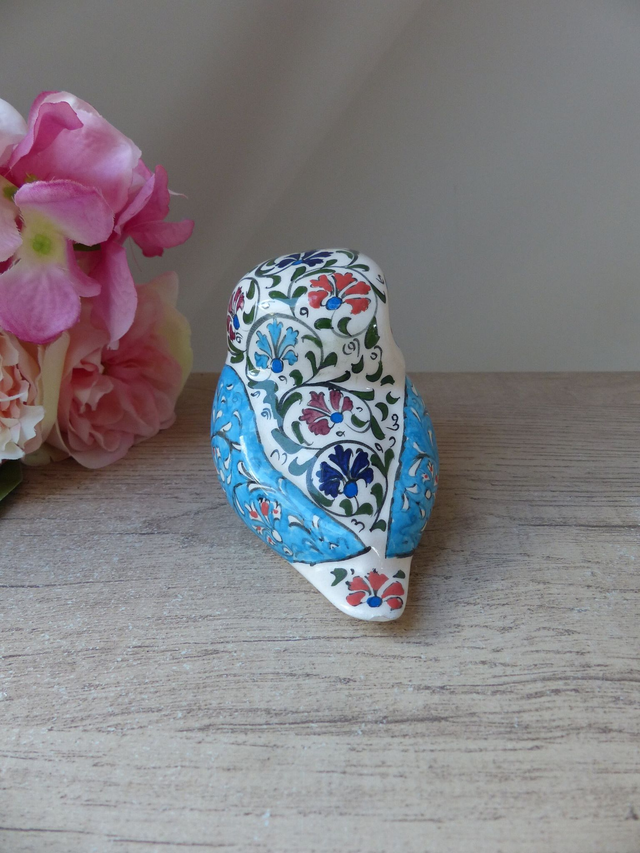 Chouette Bleue Joyeuse : Figurine Artisanale en Céramique Peinte à la Main – Chouette Colorée, Décoration Maison de Campagne, Bord de Mer