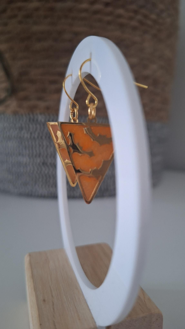 Boucles d&#039;oreilles chauves-souris Halloween dorées fond orange 