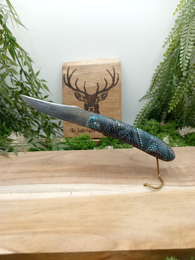 Couteau pliant artisanal “Le Cerf” – Édition Prestige n°003 – lame damas VG10 – manche résine époxy nid d’abeille – platines laiton et cuivre