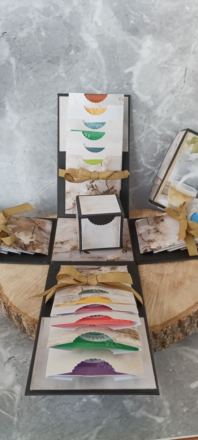 Calendrier de l'Avent fait main - Boîte à Explosion Thés & Infusions Les Deux Marmottes (24 Jours)