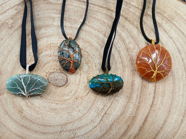 Eden, pendentifs en pierres naturelles et cuivre plaqué