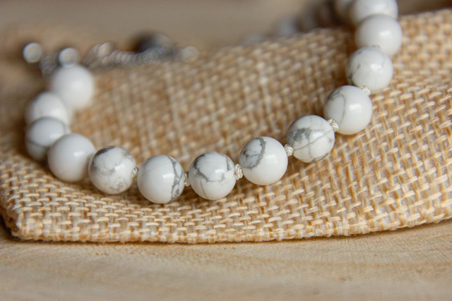 (XS-S) Howlite blanche / Bracelet coulissant inox et fil de soie / Finitions PREMIUM