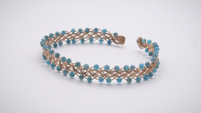 Bracelet tressé orné d'apatites facettées