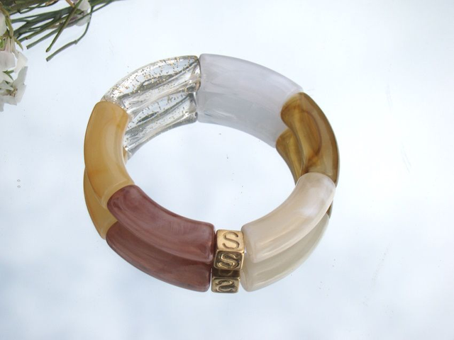 Bracelet perles tubes incurvées acrylique Anjali Bhoora Kreem