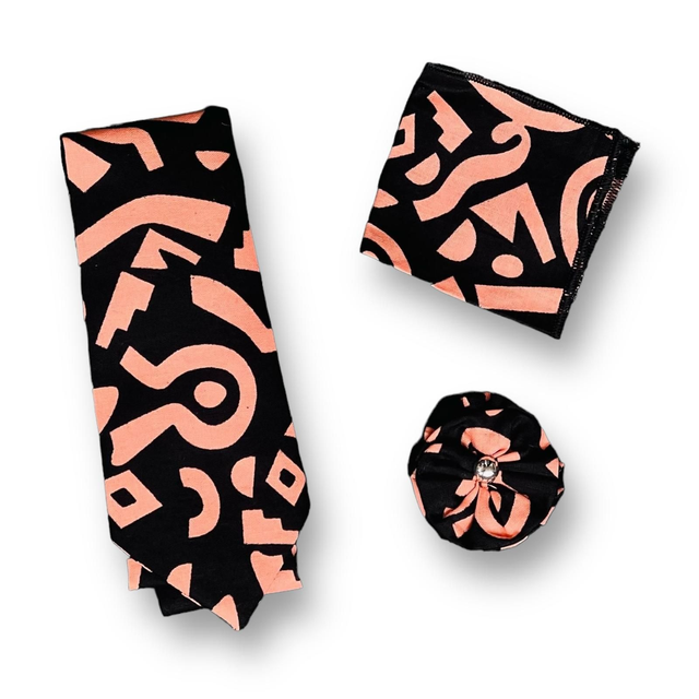 Cravate, mouchoir de poche et pins