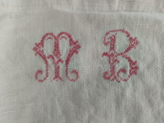 Monogramme MB  point de croix en fil rouge sur tissu coton