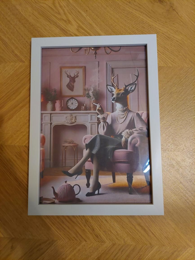 A4 koon peurarouva, valkoinen kehys 