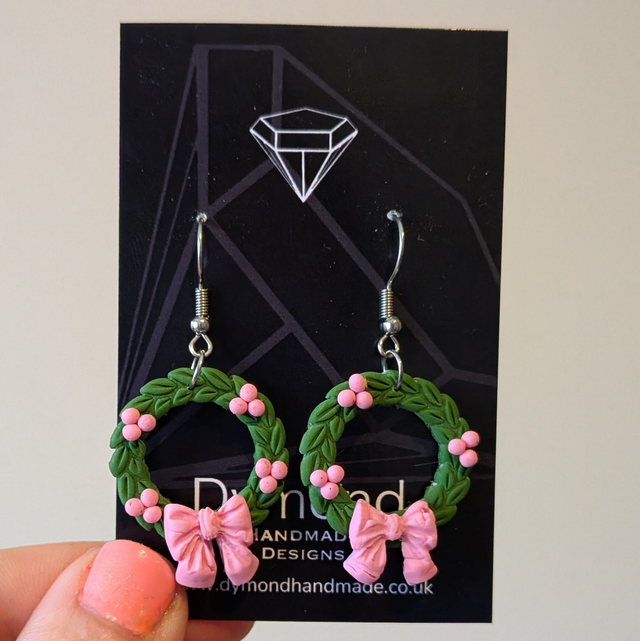 Christmas - Christmas wreath with bow dangle earrings