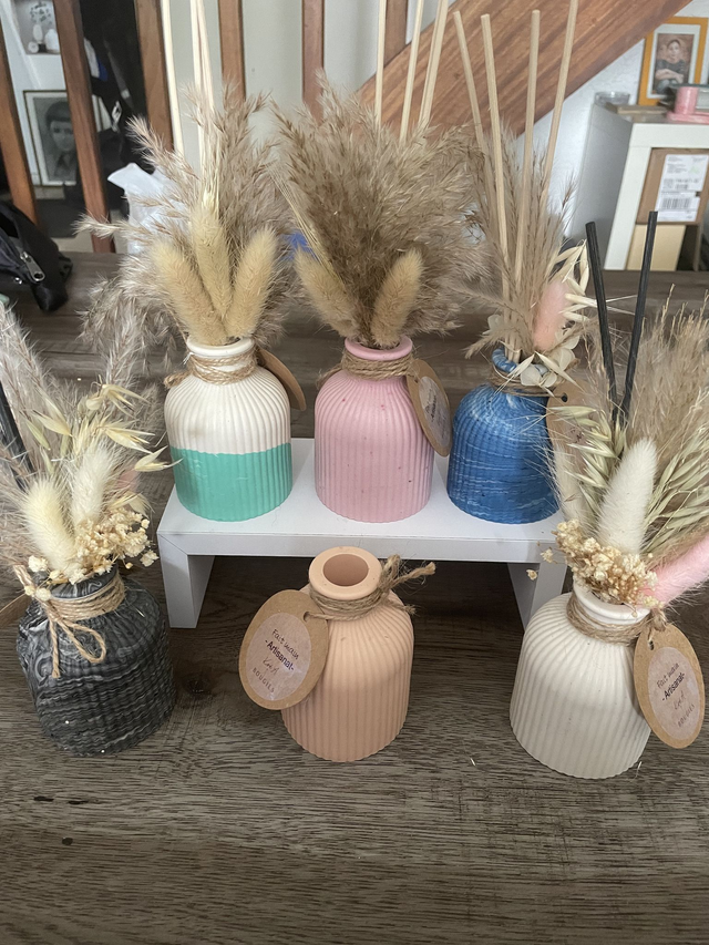 Mini vase cotelé en jesmonite et bouquet de fleurs séchées