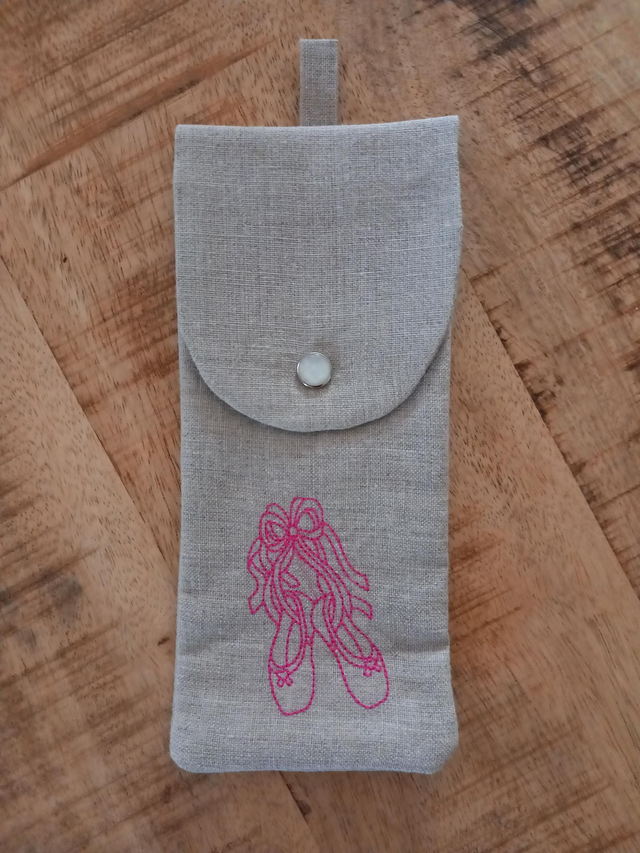 Etui à  lunettes ou pochette téléphone ,en lin brodé, doublé molletonné  .Modèle ballerines . Créations artisanales dans mon atelier à Uzès, France.