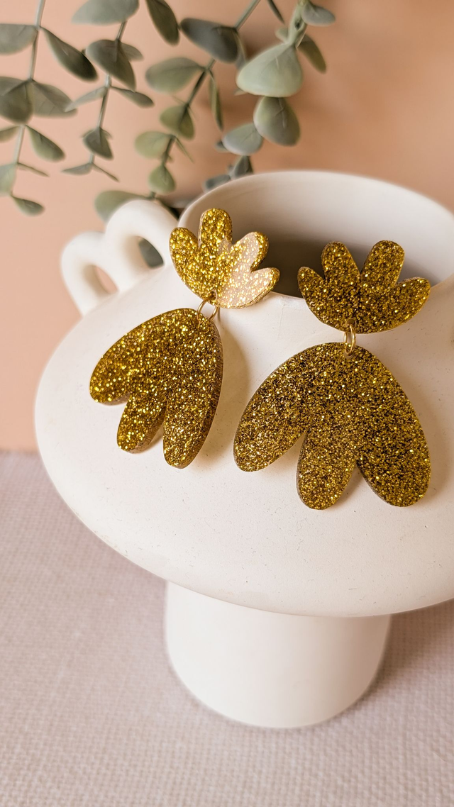 Boucles d&#039;oreilles dorées pailletées en plexi