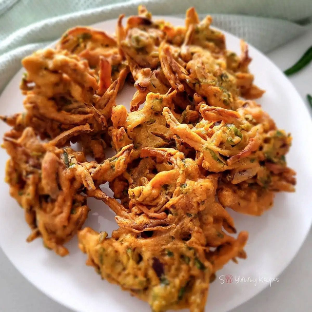 Onion Bhaji (4–5 Pcs) – Crispy Indian Onion Fritters