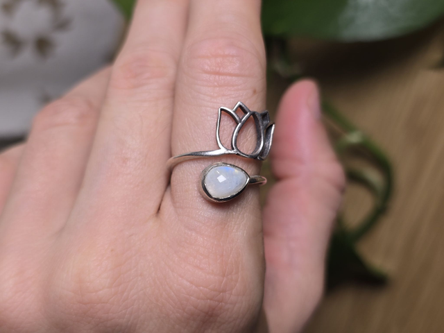 Bague "Lotus" en Pierre de Lune et argent 925 (Qualité A+)
