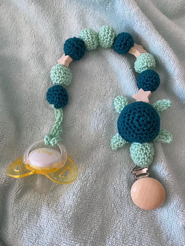 Attache sucette tortue verte