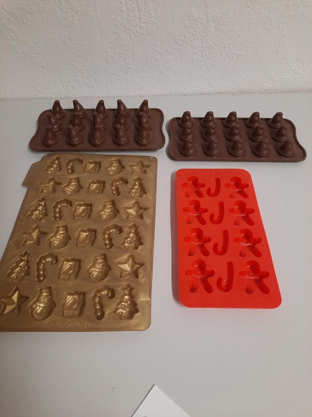 Différents moules silicone Noël 🎅 occasion ( lots de 4 moules ) 