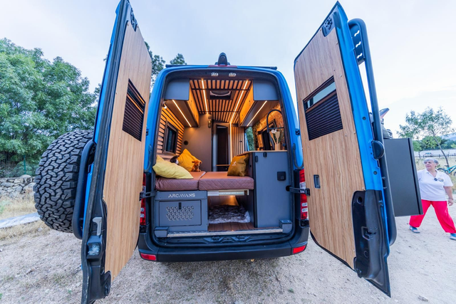 PANELADO INTERIOR PUERTAS TRASERAS CON MOSQUITERA Y OSCURECEDOR.