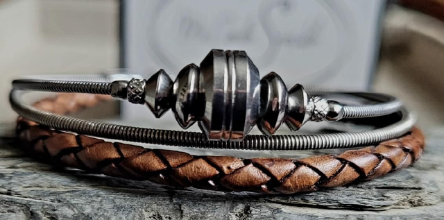 Bracelet corde de basse surcyclée 