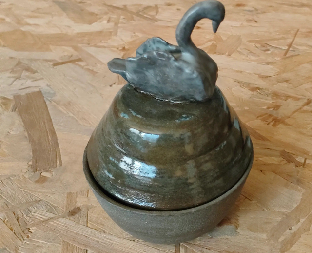 boite en grès avec cygne émaillé mat, silence vert