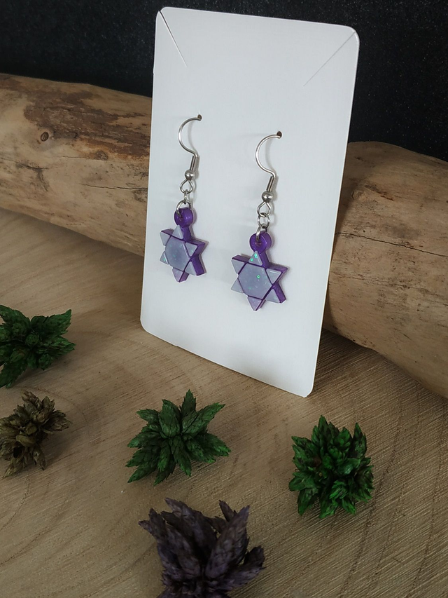 Boucles d'oreilles étoile violette sur ton blanc