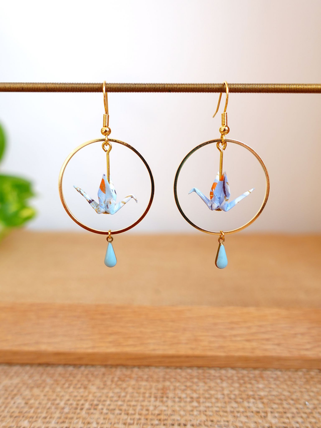 Oiseaux, Grue en Origami / Crochets plaqué or 14K / Papier japonais washi / Bleu clair, Or / Créole, Anneaux / Boucles d'oreilles / Bijou origami /